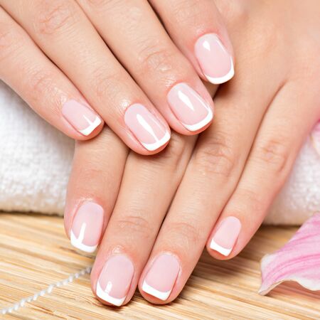 pose de vernis transparent sur les ongles de pieds Photos